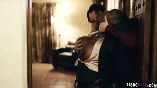 المنحرف العميل يريد ممارسة الجنس مع مثير السمسار أوسا جميل ثم قال انه سوف يشتري البيت