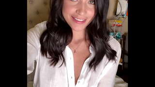 Sess filwaqt li l-aqwa ħabib tagħha ma l-istess