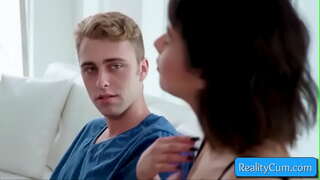 ���ើលឃើញនេះស្អាតសង្ហារក្មេងជំទង់ដ្តីញ្ជក់ធំផ្អៀងនិងទទួល cunt របស់នាង fingered ជ្រៅ