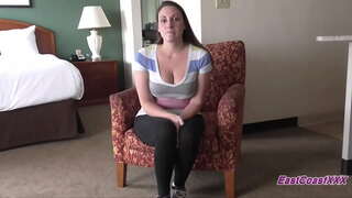 Titw mawr MILF sucks ac yn fucks ddau guys yn clyweliad