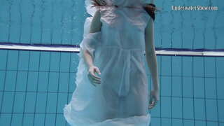 Undersjøisk verden av naken babes