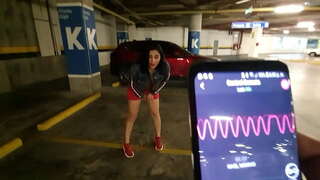 Napaljene prst joj pička na parkingu tržnog Centra