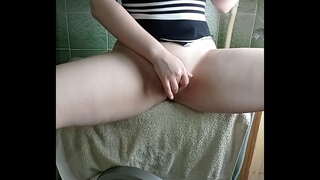 Dziewczyna z grubym tyłkiem dostaje orgazmu na pralce i od wibratora