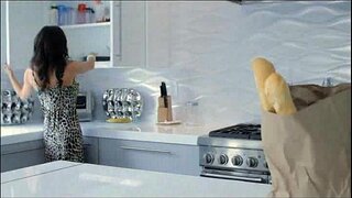 Brunette Rhemp Yn Cael Martini Droi Ar Gyda Milf Veronica Avluv