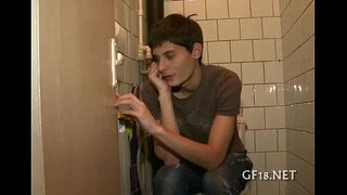 Boy lenggah lan stares