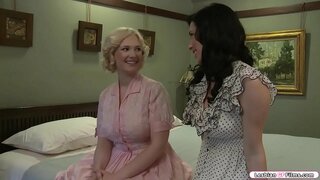 ĸ�满的金发女郎访问她的黑发的朋友，他们开始谈论他们的胸部。在那之后，他们获得角质和他们开始相互亲吻.下一个是她的朋友吮吸她的奶子，舔她的阴部。在返回她不会同样对她的朋友。