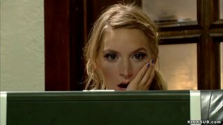 Pirang remaja Mona Wales ketemu saru film saka dheweke stepmom Simone Sonay ing internet lan banjur ngalahake lan silit bajingan dheweke ing budak ing amben