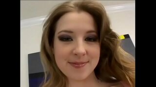 Sexy babe su svogūnais užpakalis mėgsta sucks gaidys ir gauna pakliuvom doggystyle