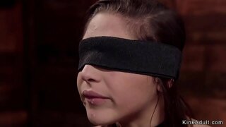 Geblinddoekt mooie brunette slaaf Abella Gevaar zuigt pik naar master Bill Bailey toen hij een ruwe anale vingers en neukt haar in bondage