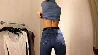 œ�！ 火辣的女孩的小奶子更衣的t恤衫，在公室4K60fps