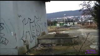 Момичето е много възбудена и тя иска да се чука точно сега, дори и на улицата