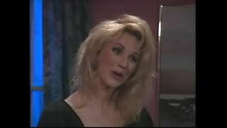 ĺ�不起的金发女吸阴茎并得到她的粉红色的婊子拧上的黑色沙发上